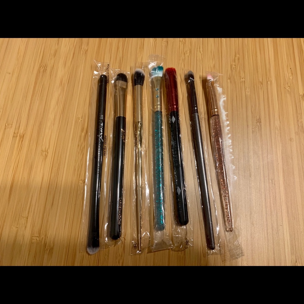 Eye makeup brushes